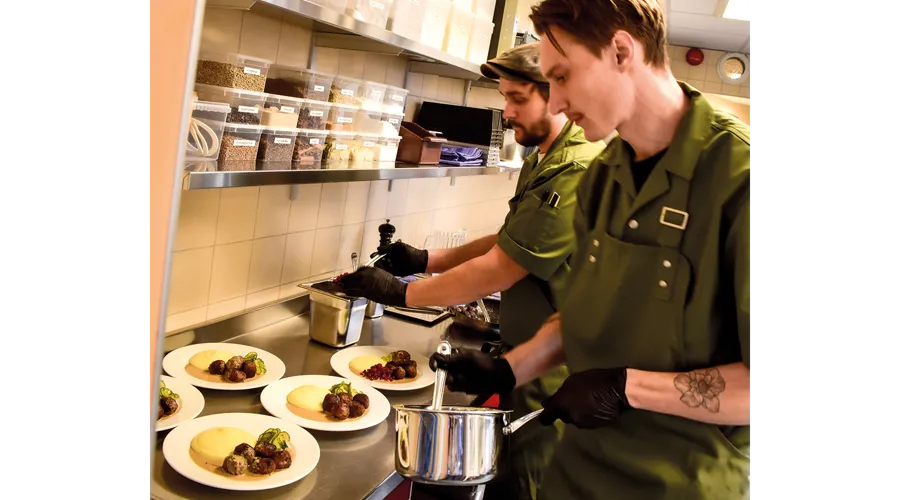 Servering 1 Web Bred